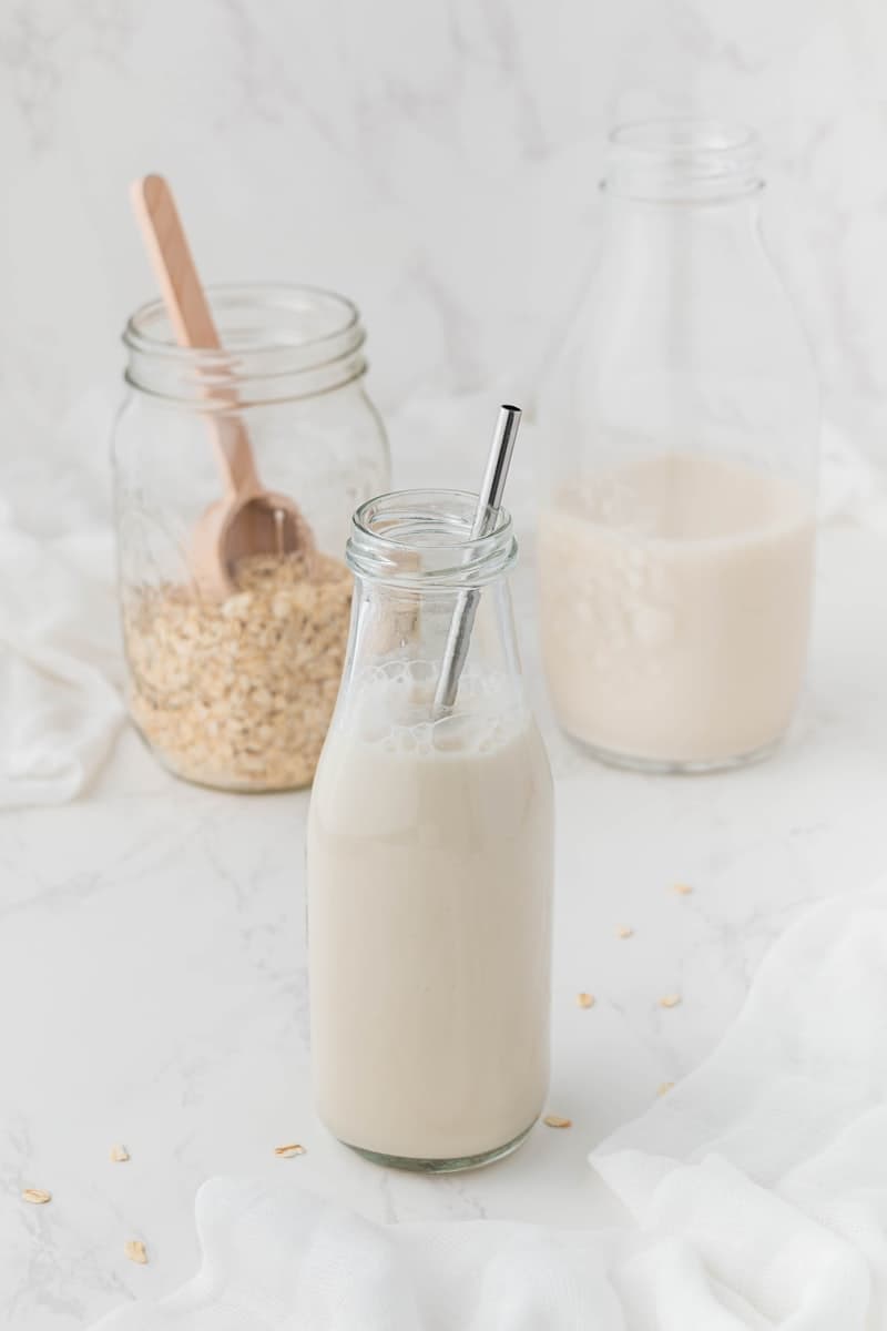 Almond Milk vs Oat Milk: Which Is Healthier? Nutrition, Taste & Environmental Impact (2026 Guide)
