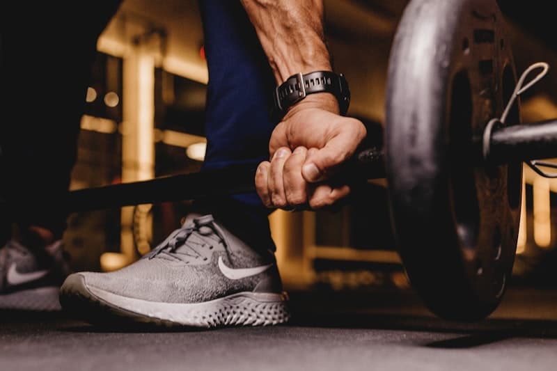 건강하게 운동하는 사람 — 점프 없이도 효과적인 HIIT 훈련이 가능하다
