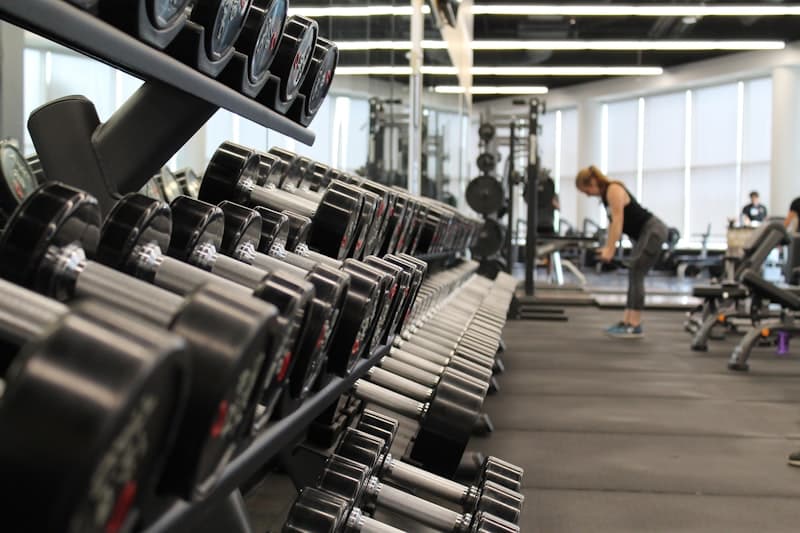 체육관에서 HIIT 훈련하는 장면 — 무릎 통증 있어도 HIIT 가능한지에 대한 빠른 답변