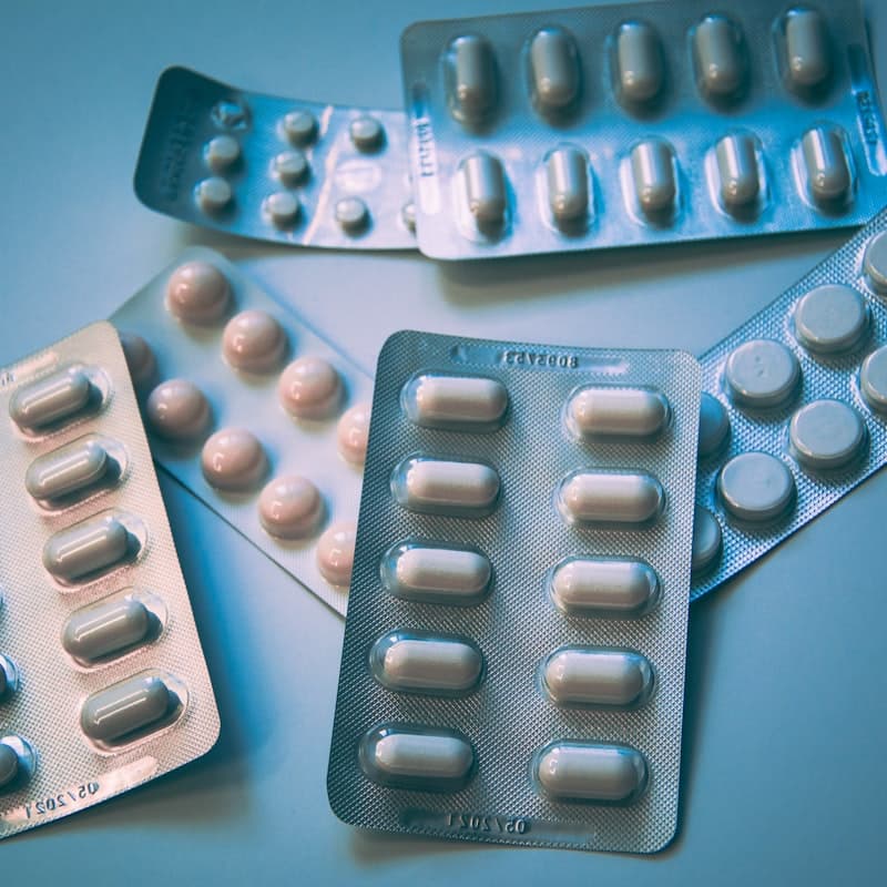 Calcium, zinc, and antibiotic pills separated from magnesium capsules on a timeline, showing spacing doses apart
