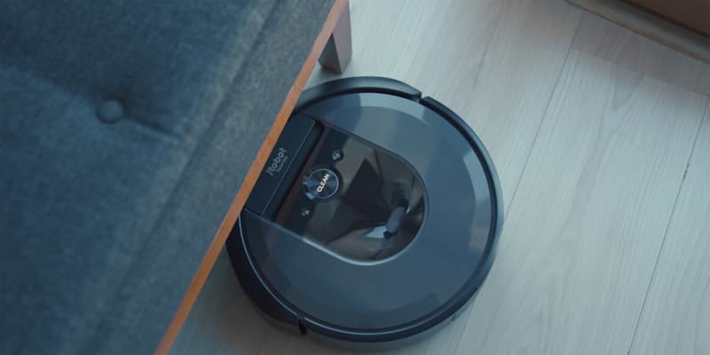 Side-by-side infographic comparing robot vacuum vs stick vacuum across cleaning power, battery, noise, and price