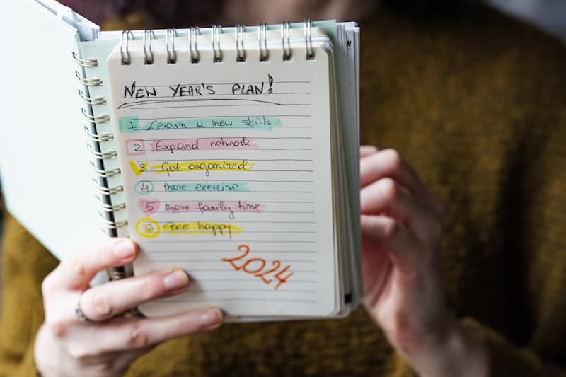 Planner and water bottle on a gym bench -- structuring a beginner training week