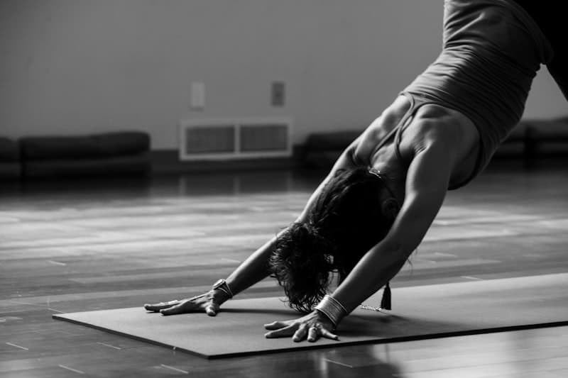 Side-by-side infographic comparing yoga and pilates across flexibility, core strength, calories, and stress relief