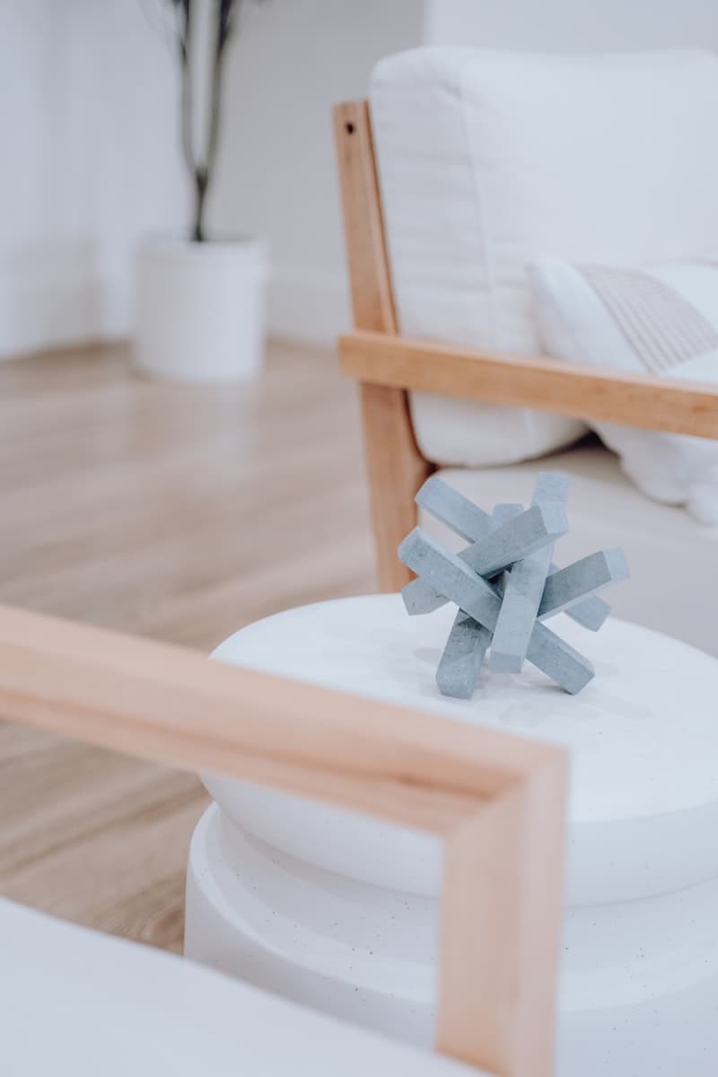 Clean minimalist bedroom — the ideal environment for air purifiers and humidifiers to improve sleep quality