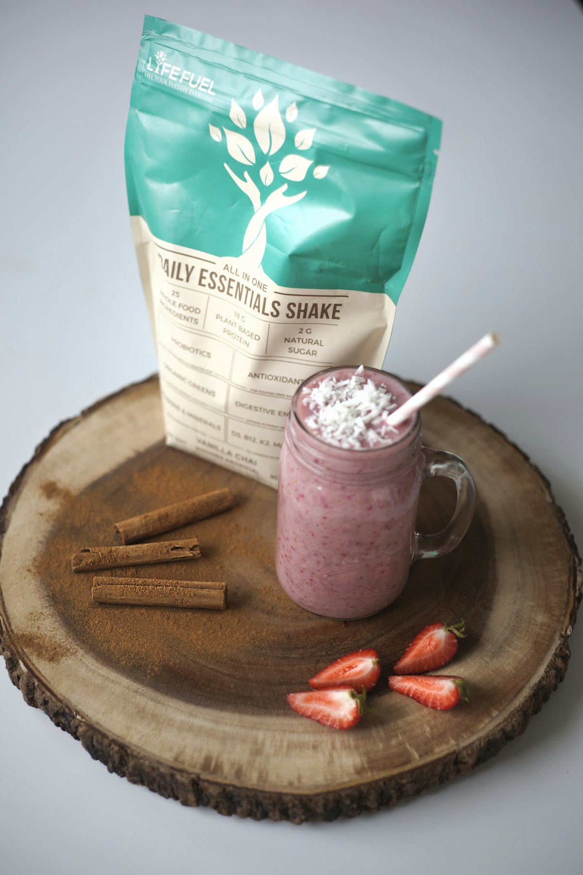 아미노산 보충제 파우더와 쉐이커 병 — BCAA와 EAA 비교